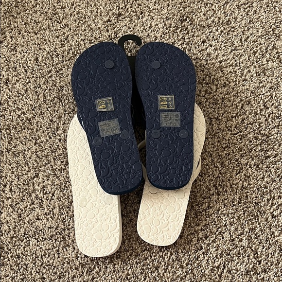 SOLD.    2pair Roxy flip flops - Picture 3 of 5
